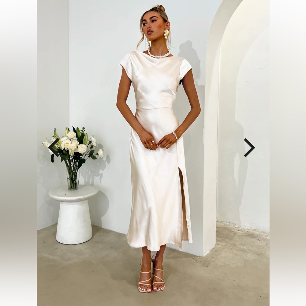 SAINTS & SECRETS
Lucinda Twist Back Midi Dress Champagne